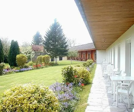 Отель Logis - & Restaurant Les Trois Fontaines Марконна