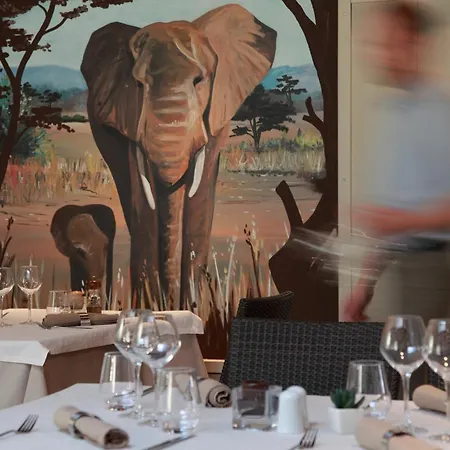 Отель Logis - & Restaurant Les Trois Fontaines 2*