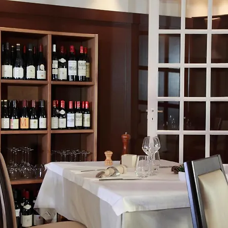 Отель Logis - & Restaurant Les Trois Fontaines 2*