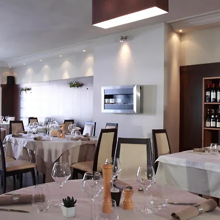 Szálloda Logis - & Restaurant Les Trois Fontaines Marconne