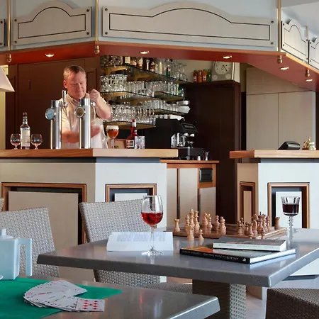 Отель Logis - & Restaurant Les Trois Fontaines 2*