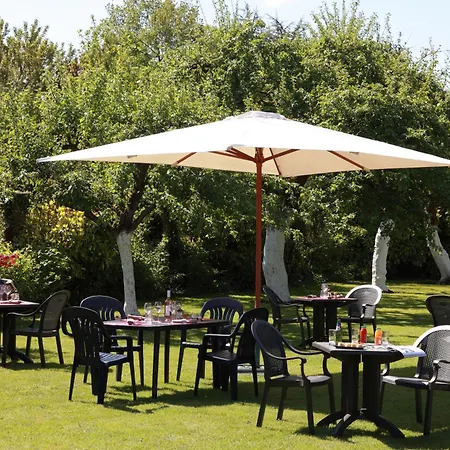 Отель Logis - & Restaurant Les Trois Fontaines