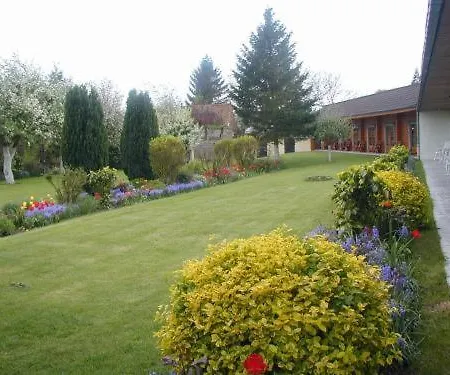 Hotel Logis - & Restaurant Les Trois Fontaines Marconne