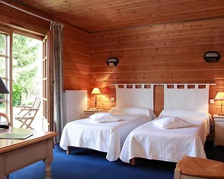 Hotel Logis - & Restaurant Les Trois Fontaines