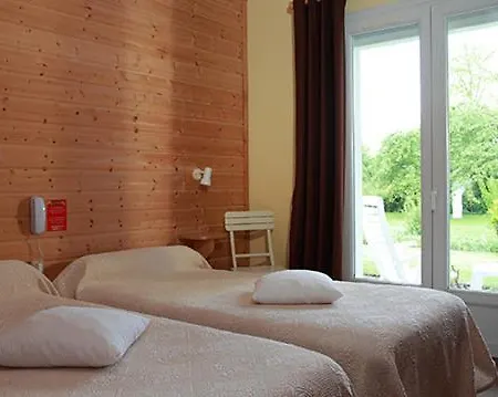 Hotel Logis - & Restaurant Les Trois Fontaines 2*