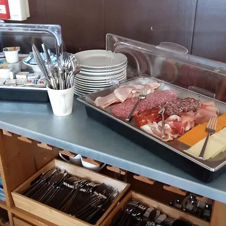 Logis - & Restaurant Les Trois Fontaines 2* Marconne