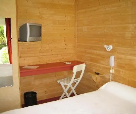 Logis - & Restaurant Les Trois Fontaines Отель