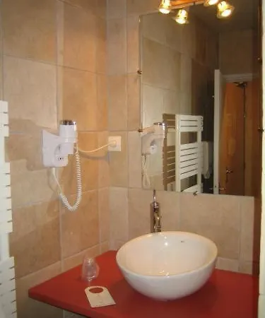 Logis - & Restaurant Les Trois Fontaines Hotel 2*