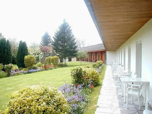 Hotel Logis - & Restaurant Les Trois Fontaines Marconne