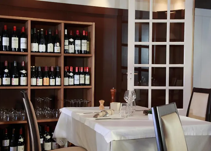 Hotel Logis - & Restaurant Les Trois Fontaines 2*