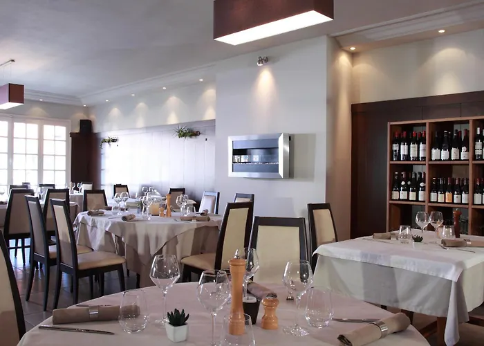 Hotel Logis - & Restaurant Les Trois Fontaines Marconne