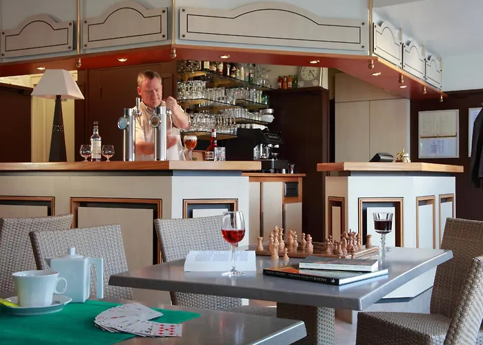 Hotel Logis - & Restaurant Les Trois Fontaines 2*