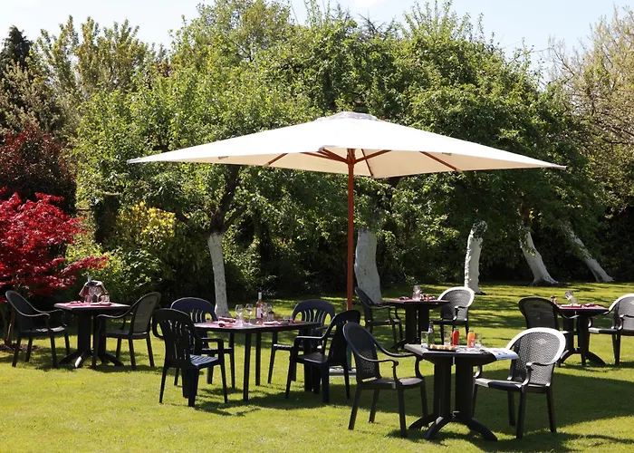 Hotel Logis - & Restaurant Les Trois Fontaines