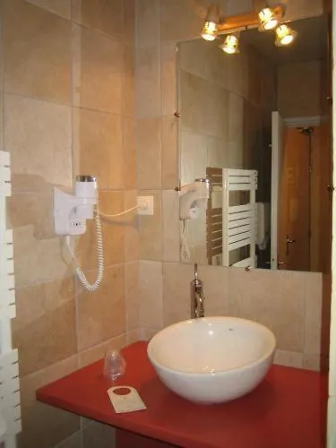 Logis - & Restaurant Les Trois Fontaines Hotel 2*